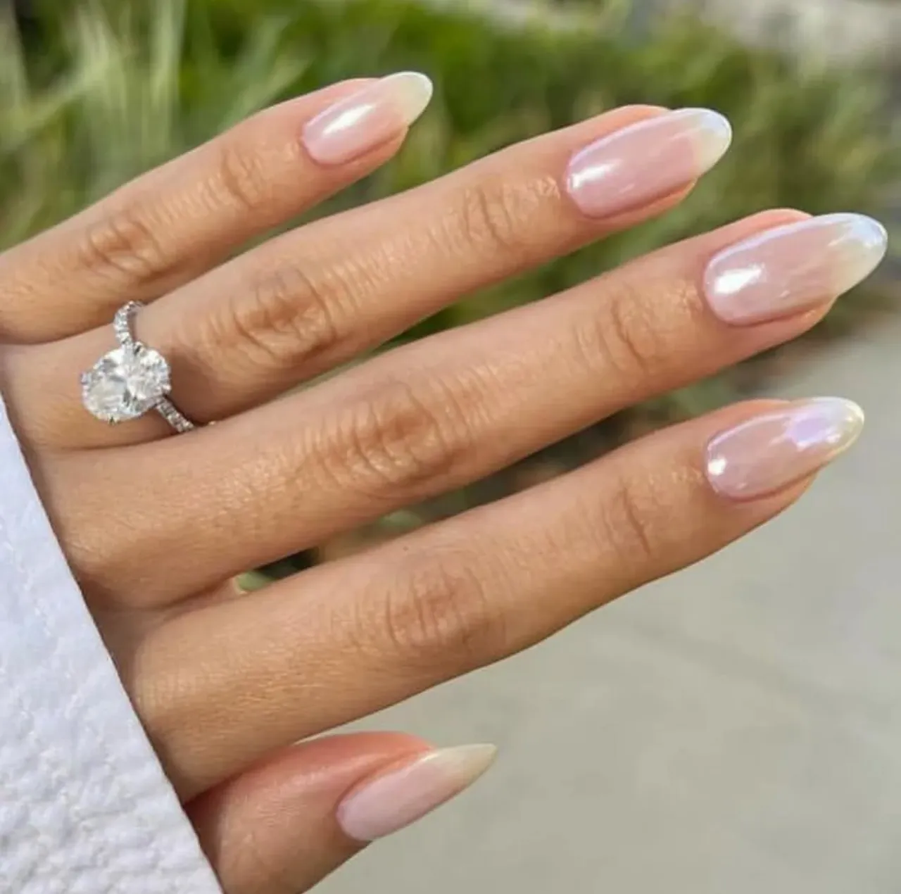 Diseños de uñas acrílicas estilo Glazed Donut en rosa perlado inspiradas en Hailey Bieber.