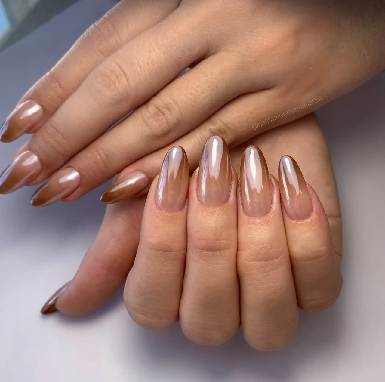 Diseños de uñas acrílicas ombre metalizadas en tonos nude y marrón.