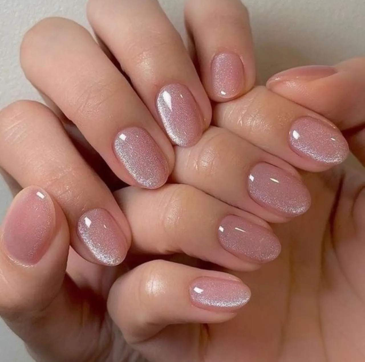 Diseños de uñas acrílicas en tono rosa viejo con efecto cromático brillante.