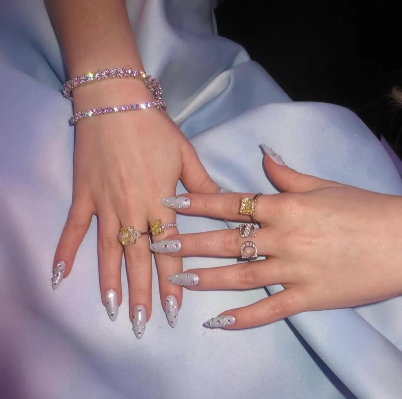 Diseños de uñas acrílicas inspirados en Sabrina Carpenter para la Met Gala, con base perlada y pedrería elegante.
