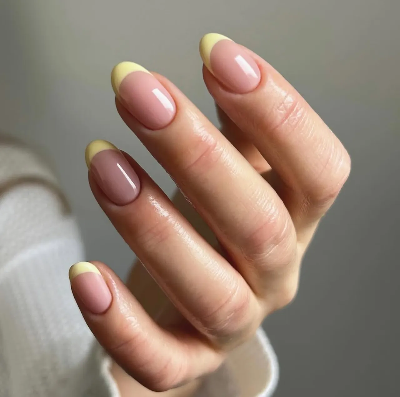 Diseño de uñas francesas amarillas sobre fondo nude - diseños de uñas francesas amarillas.