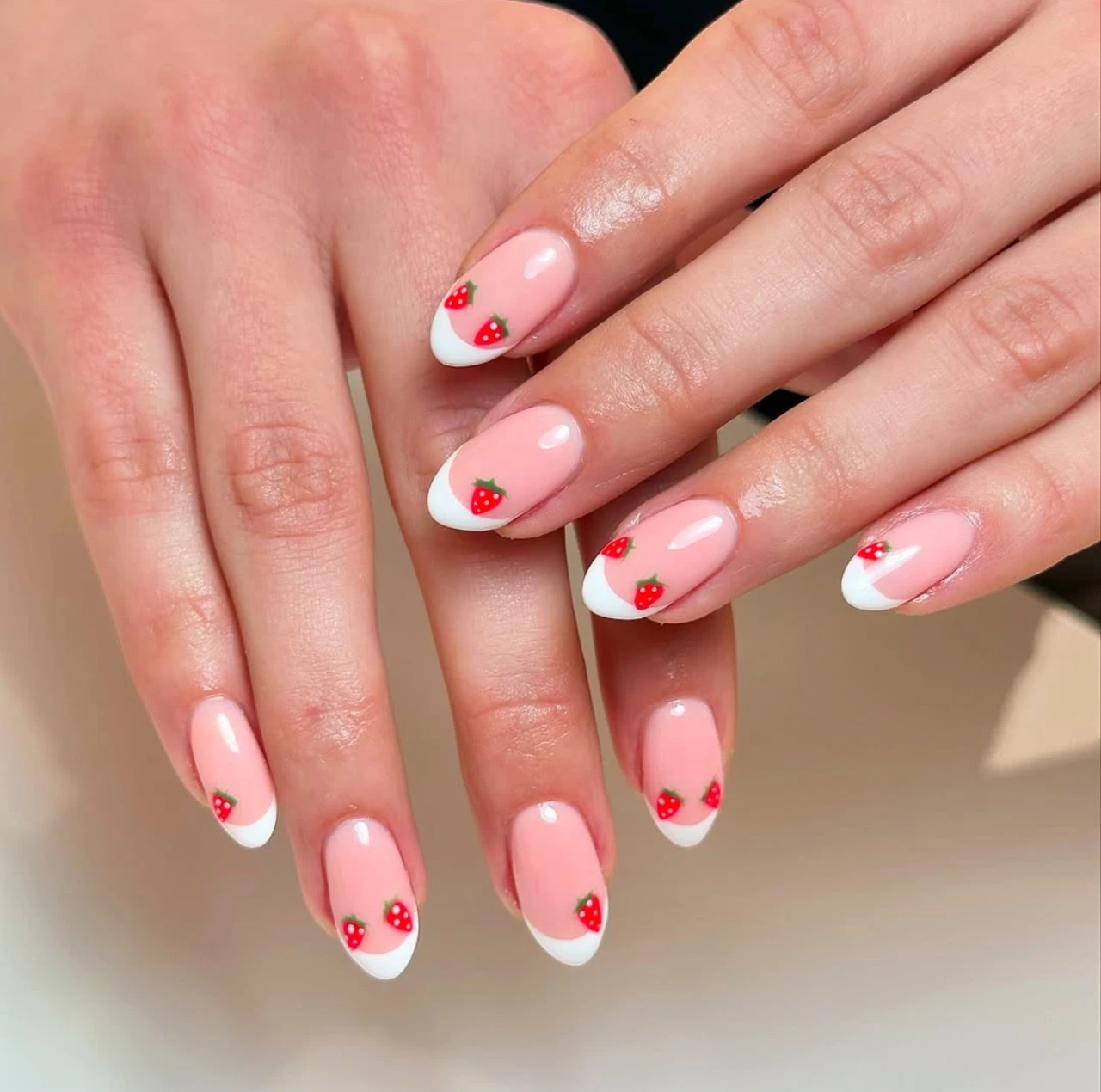 Diseño de uñas francesas frutales con fresas pequeñas, tendencia en diseños de uñas acrílicas.