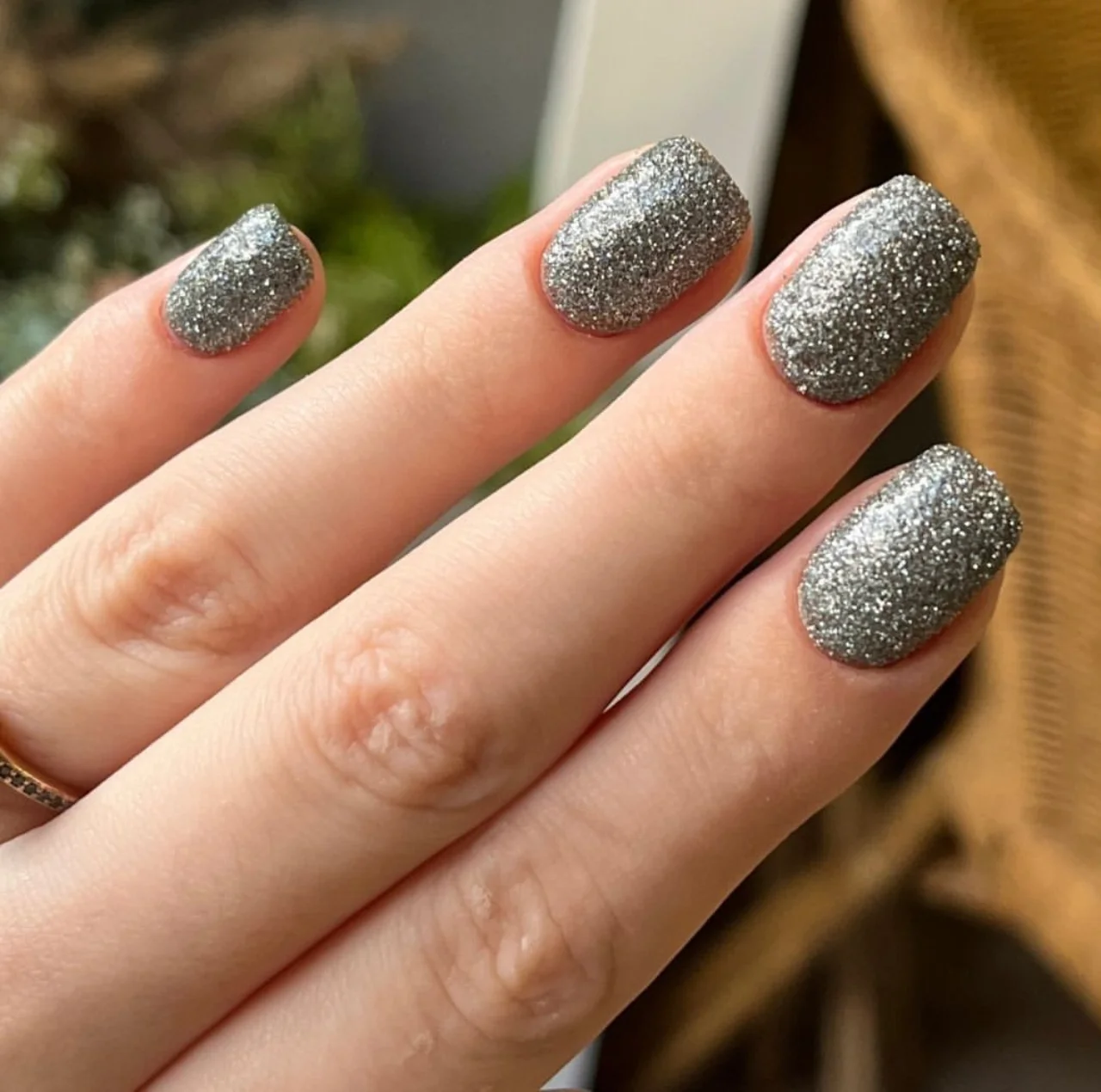 Uñas glimmer con esmalte brillante y acabado metálico, diseños de uñas glimmer.