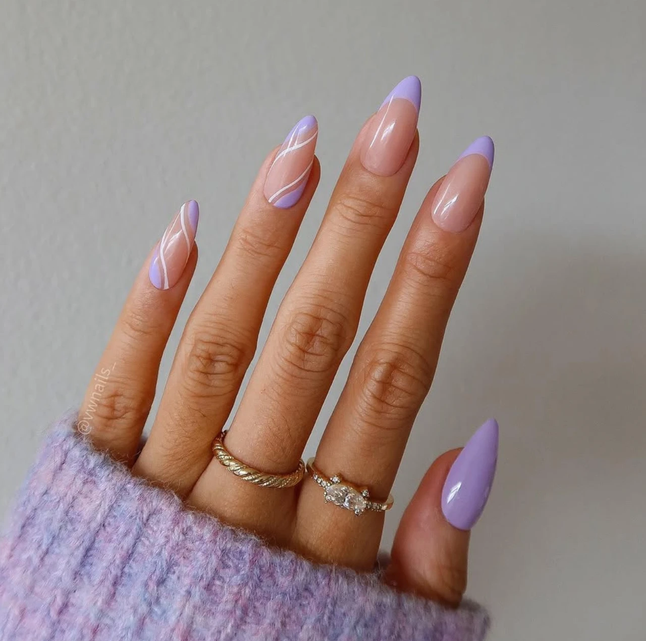 Diseño de uñas moradas con patrón blanco sobre fondo nude - diseños de uñas moradas con patrón.
