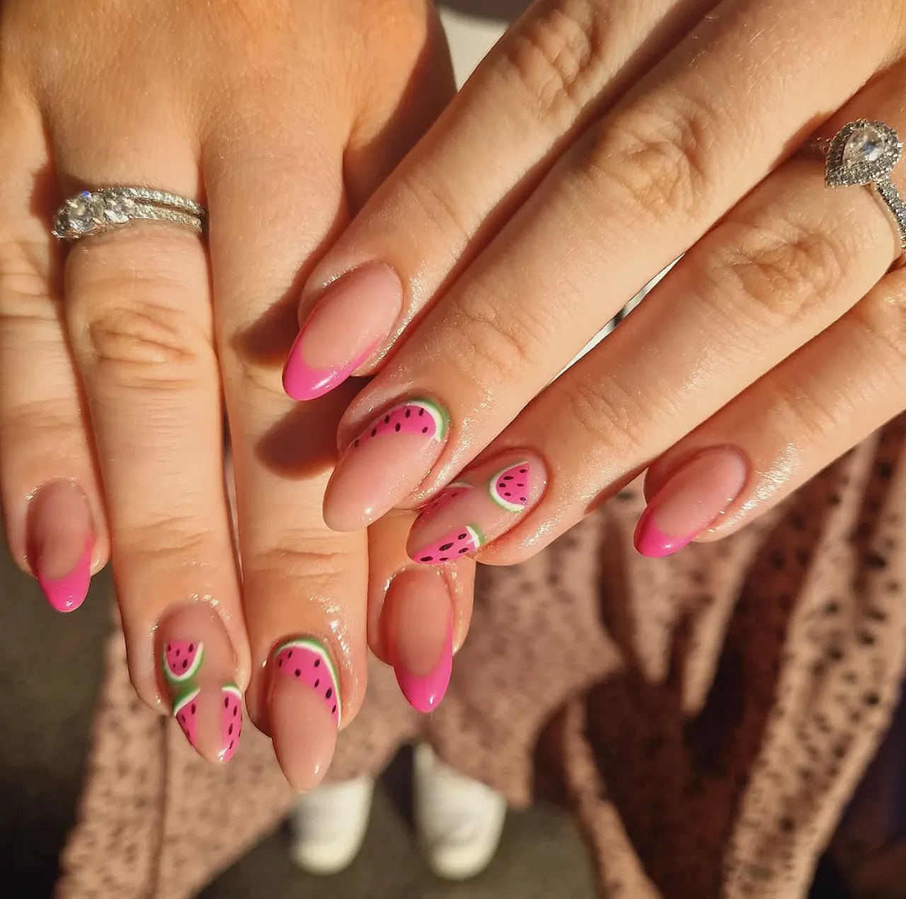 Diseño de uñas sandía con puntas rosadas y detalles frutales – diseños de uñas sandía verano.