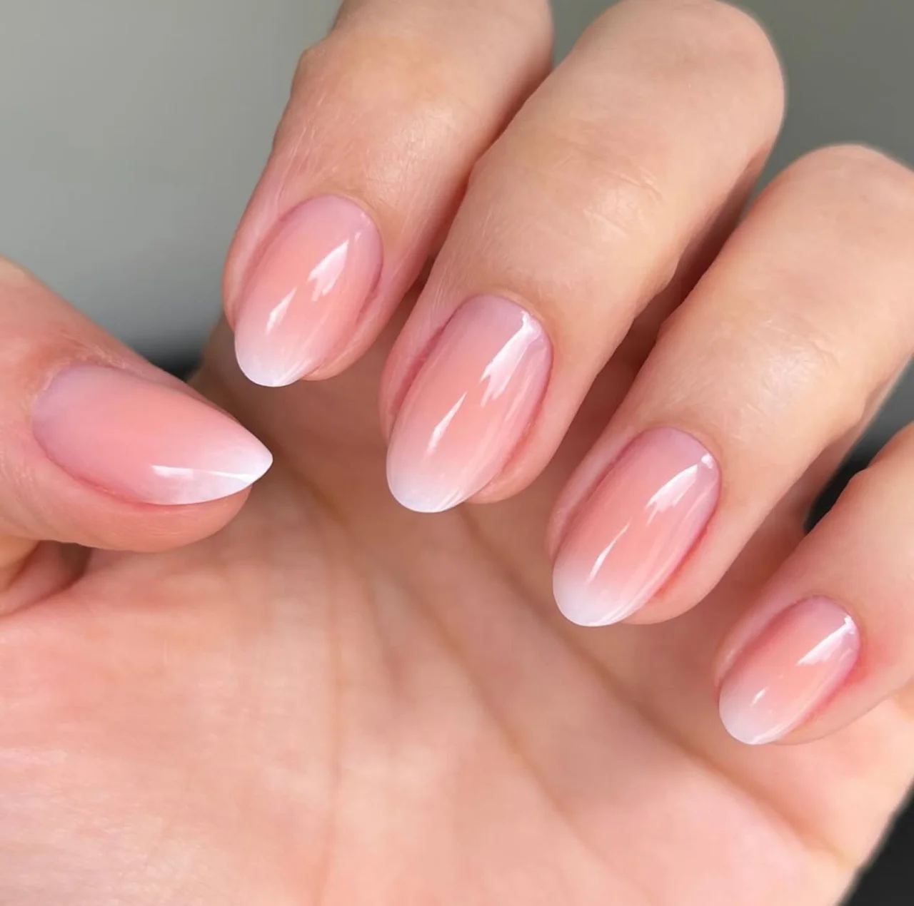 Diseño de uñas francesas degradadas en tono natural rosa claro.