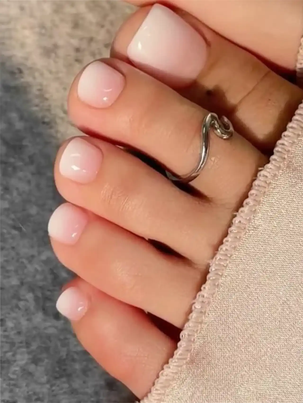 Soft neutral ombré summer toe nail design with a glossy finish