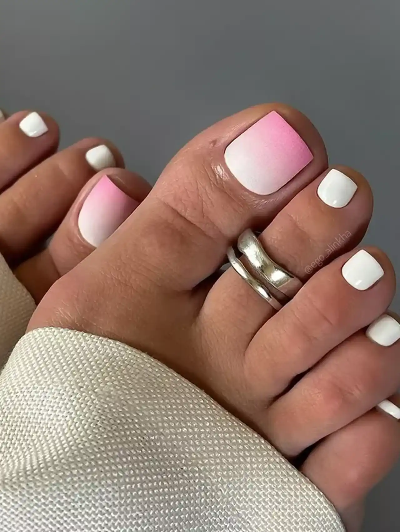 Pink and white ombré summer toe nail design with smooth gradient
