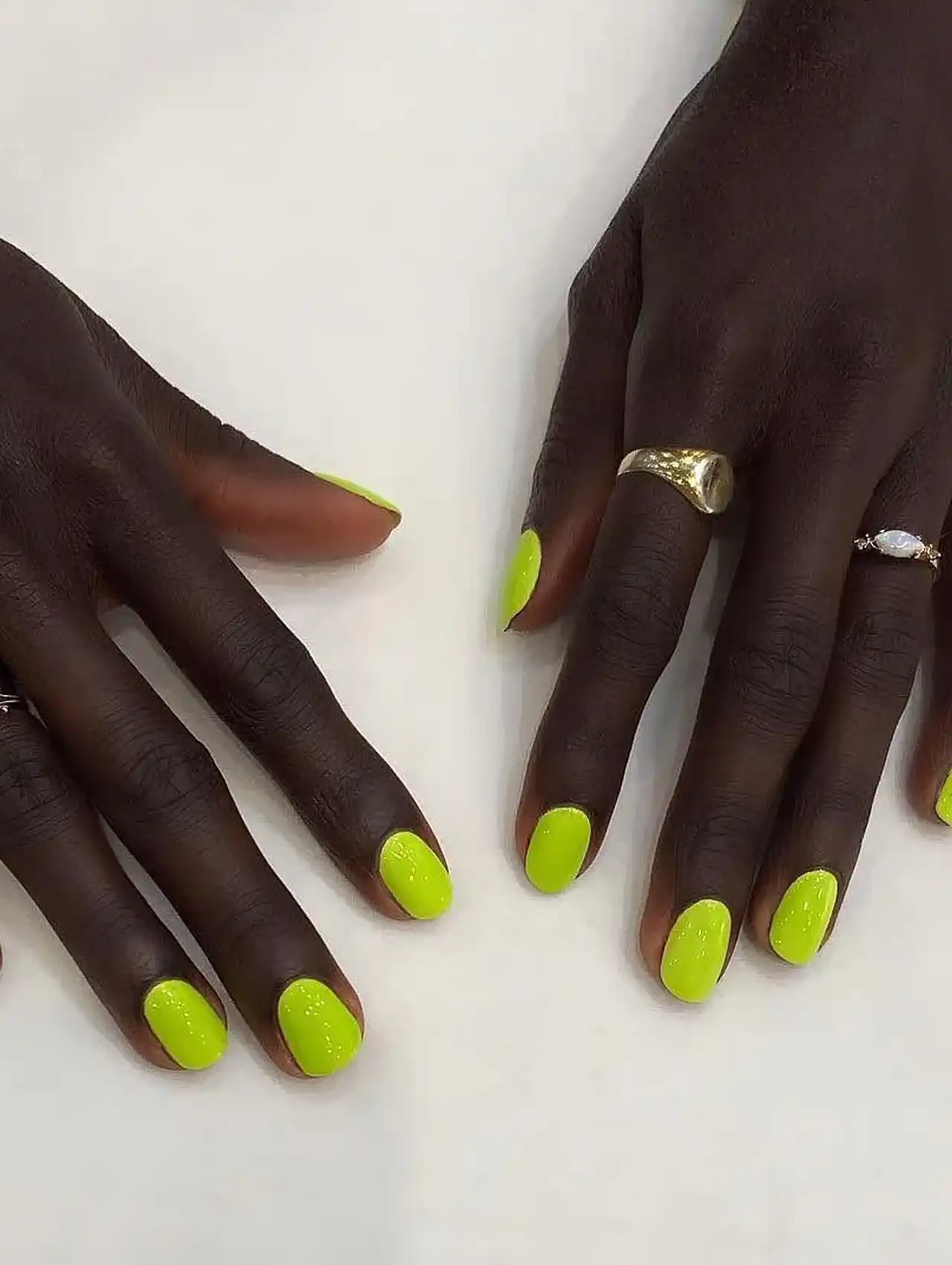 Neon slime green nails – summer nail designs