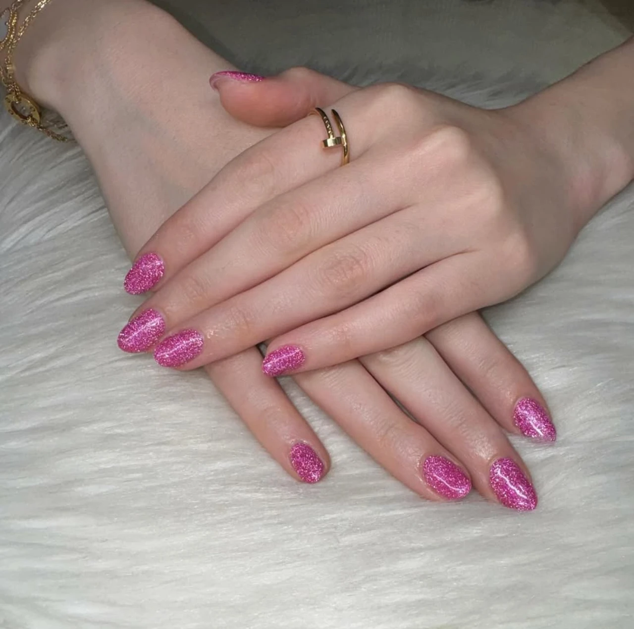 Uñas rosa con destellos brillantes estilo glam.