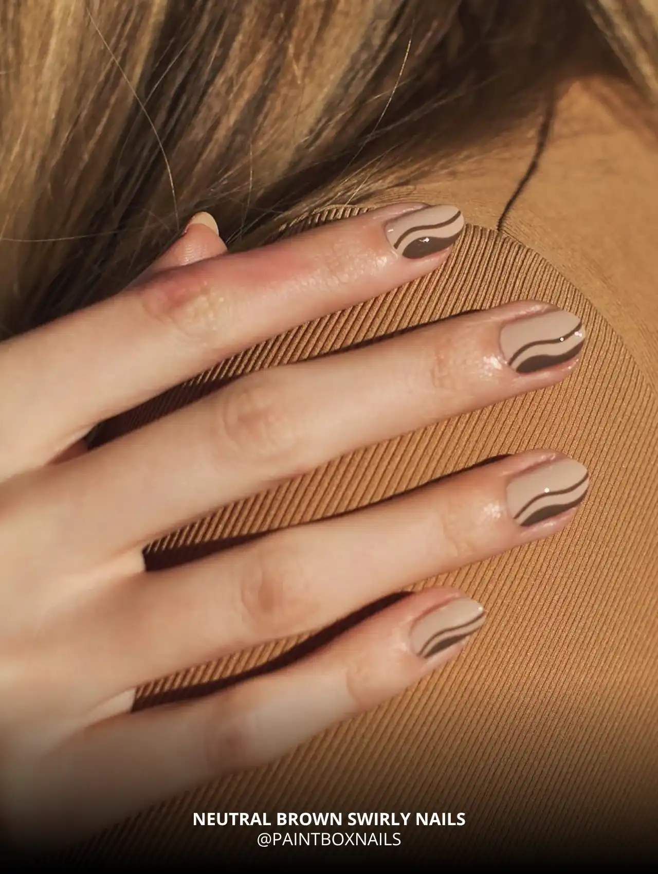 Neutral brown swirly fall nail design with short nails