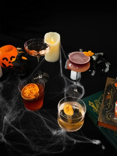 Cócteles para Halloween con decoración espeluznante, velas y detalles temáticos para una fiesta inolvidable.
