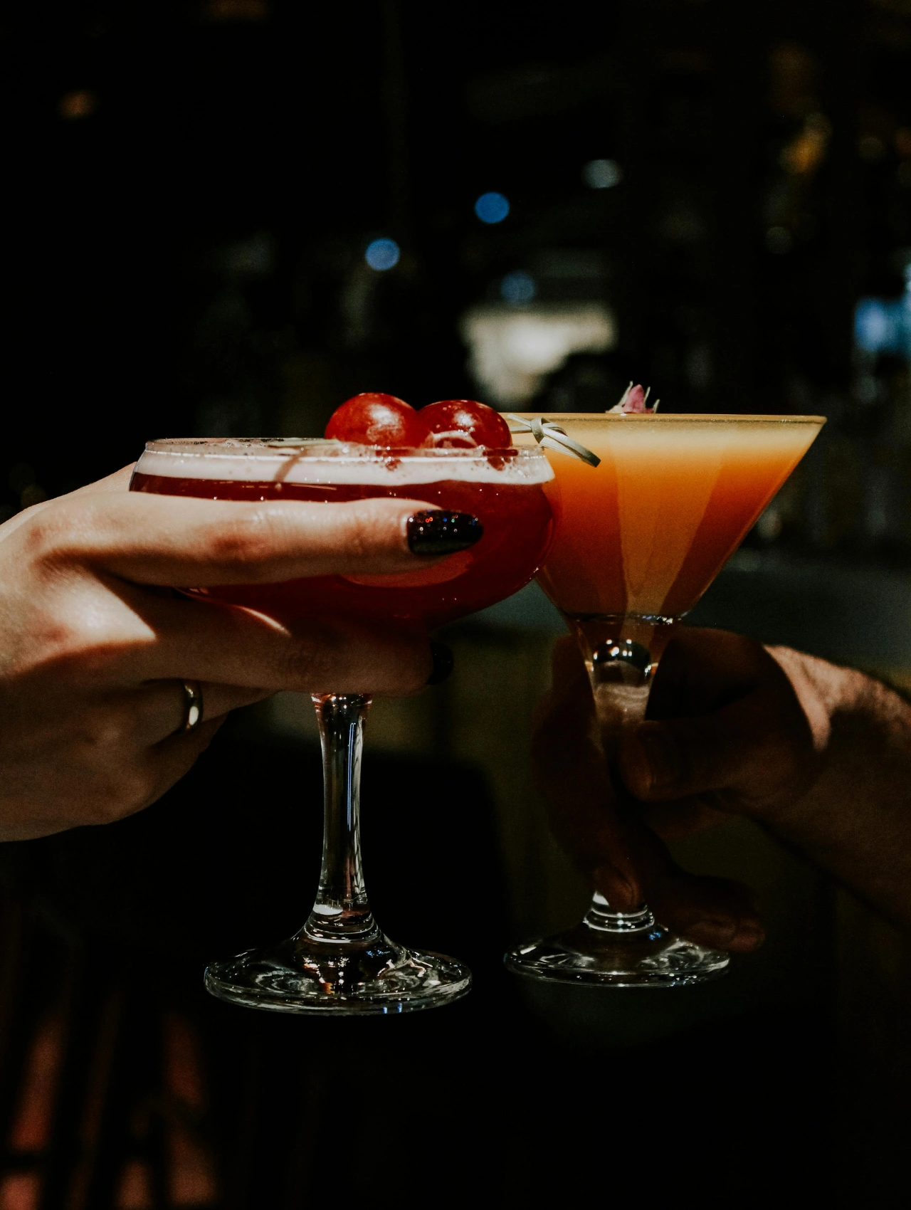 Brindis con cócteles para Halloween de colores intensos, perfectos para compartir en una noche de fiesta.