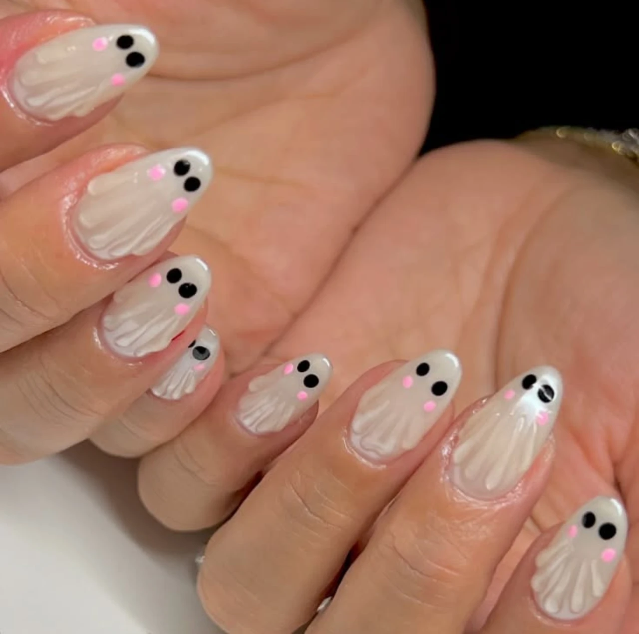 Diseño de uñas elegantes y sencillas con fantasmas acrílicos para Halloween.