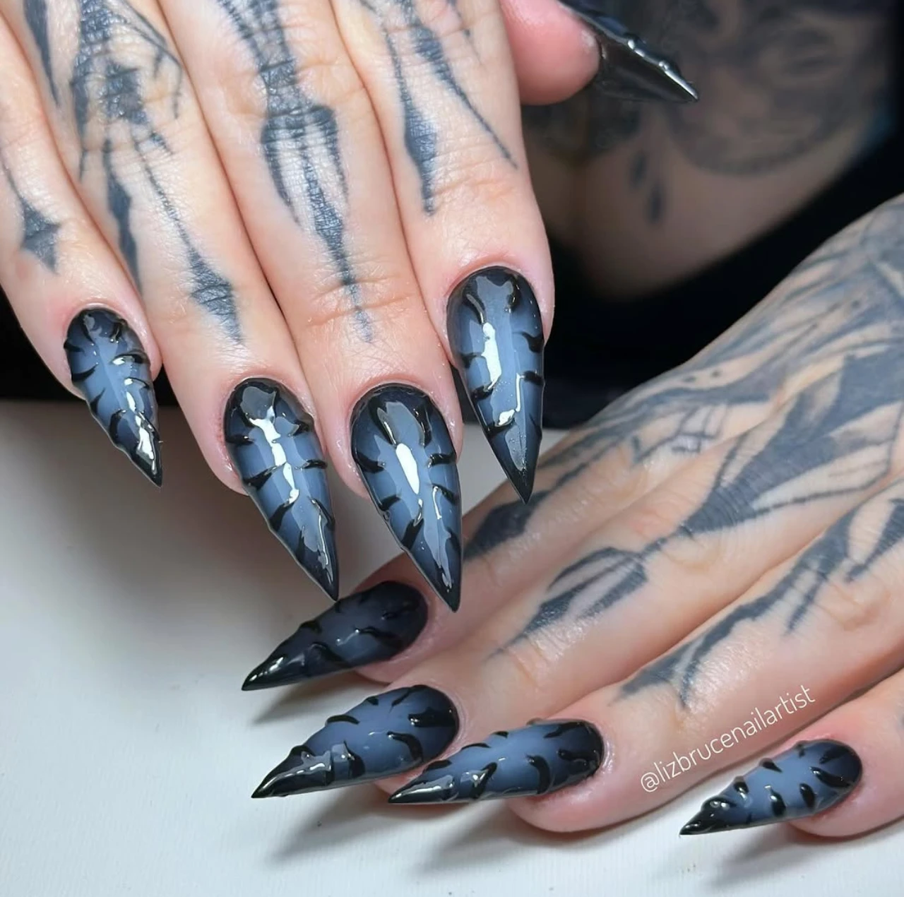 Diseño de uñas elegantes y sencillas con efecto de neblina oscura y arte brillante en punta stiletto.