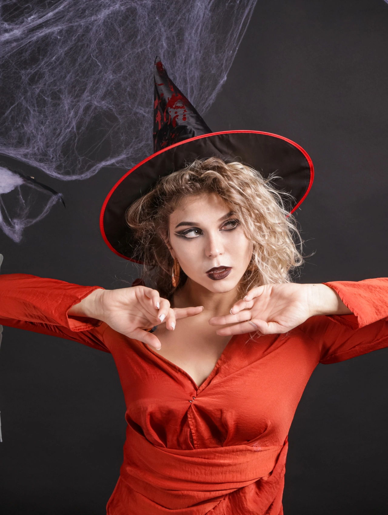 Maquillaje de bruja con labios oscuros y sombrero negro, ideal para Halloween 2025.