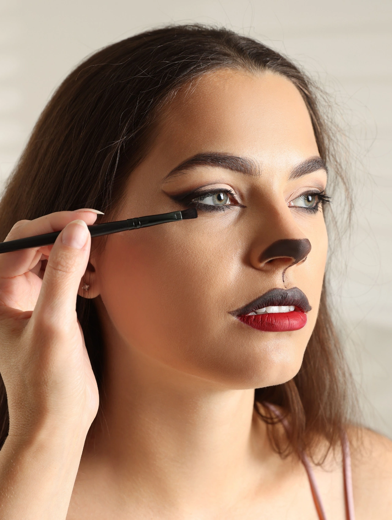 Maquillaje de gato paso a paso con delineado negro y labios degradados, ideal para Halloween.