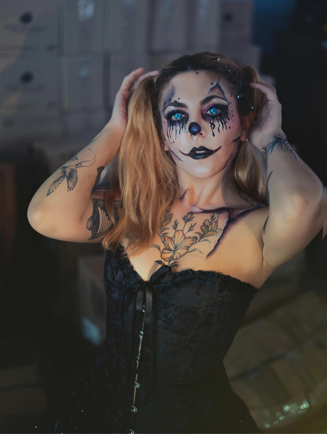 Maquillaje de payaso glamouroso con lágrimas negras y detalles brillantes, ideal para un look de Halloween elegante y misterioso.