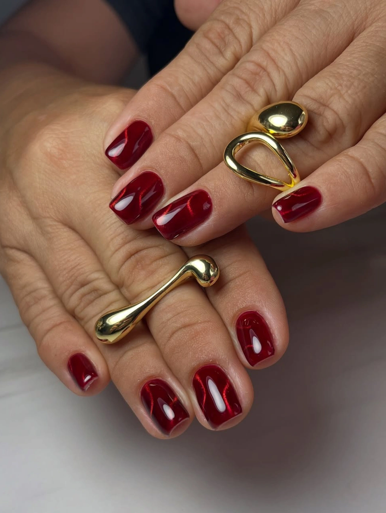 Diseños de uñas para invierno con esmalte rojo brillante y acabado espejo