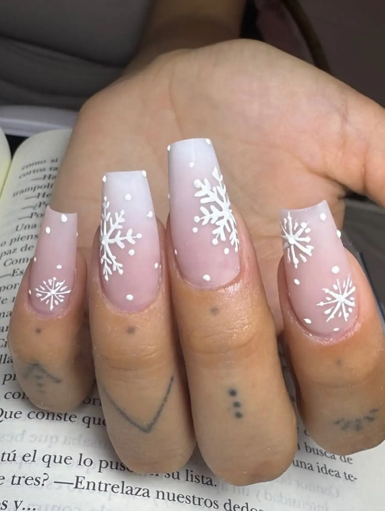 Diseños de uñas para invierno con copos de nieve blancos