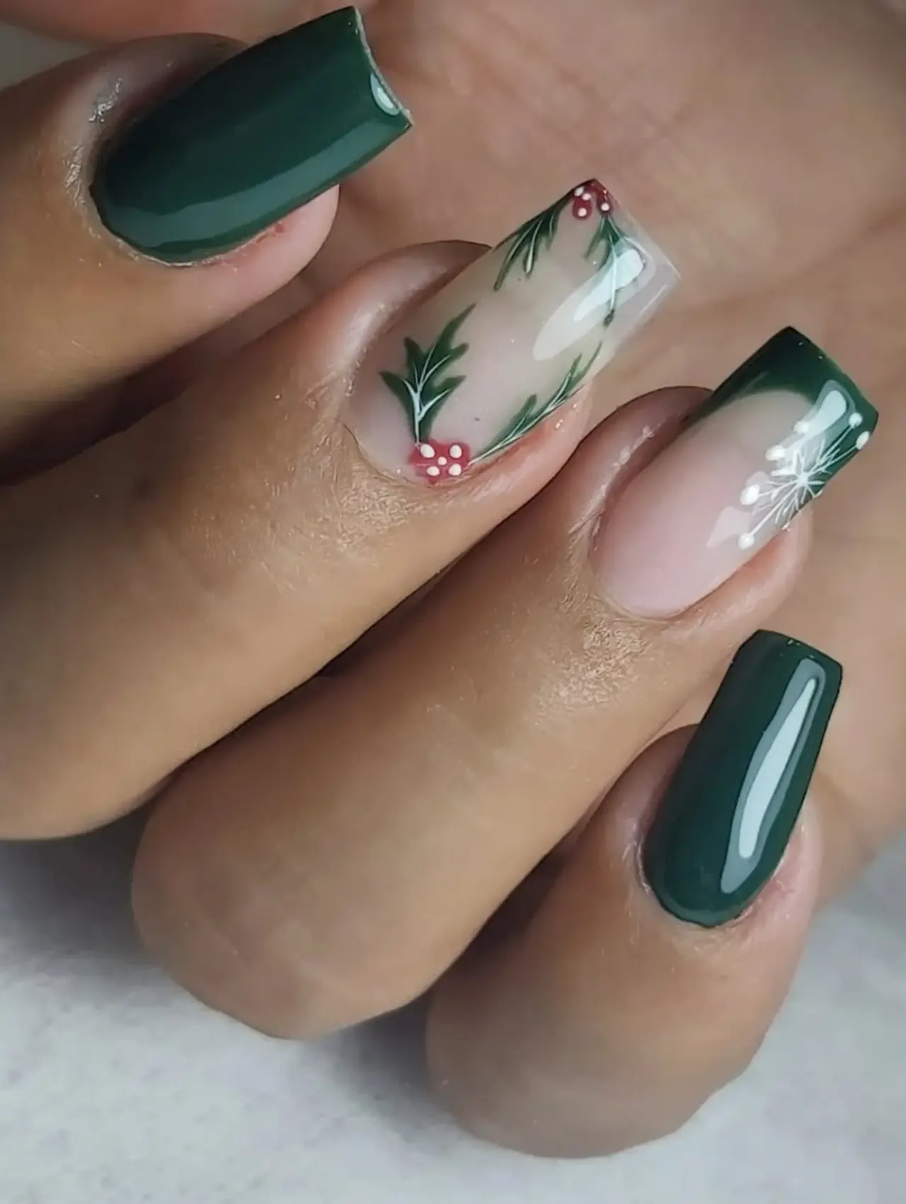 Diseños de uñas para invierno con hojas de acebo y francés verde