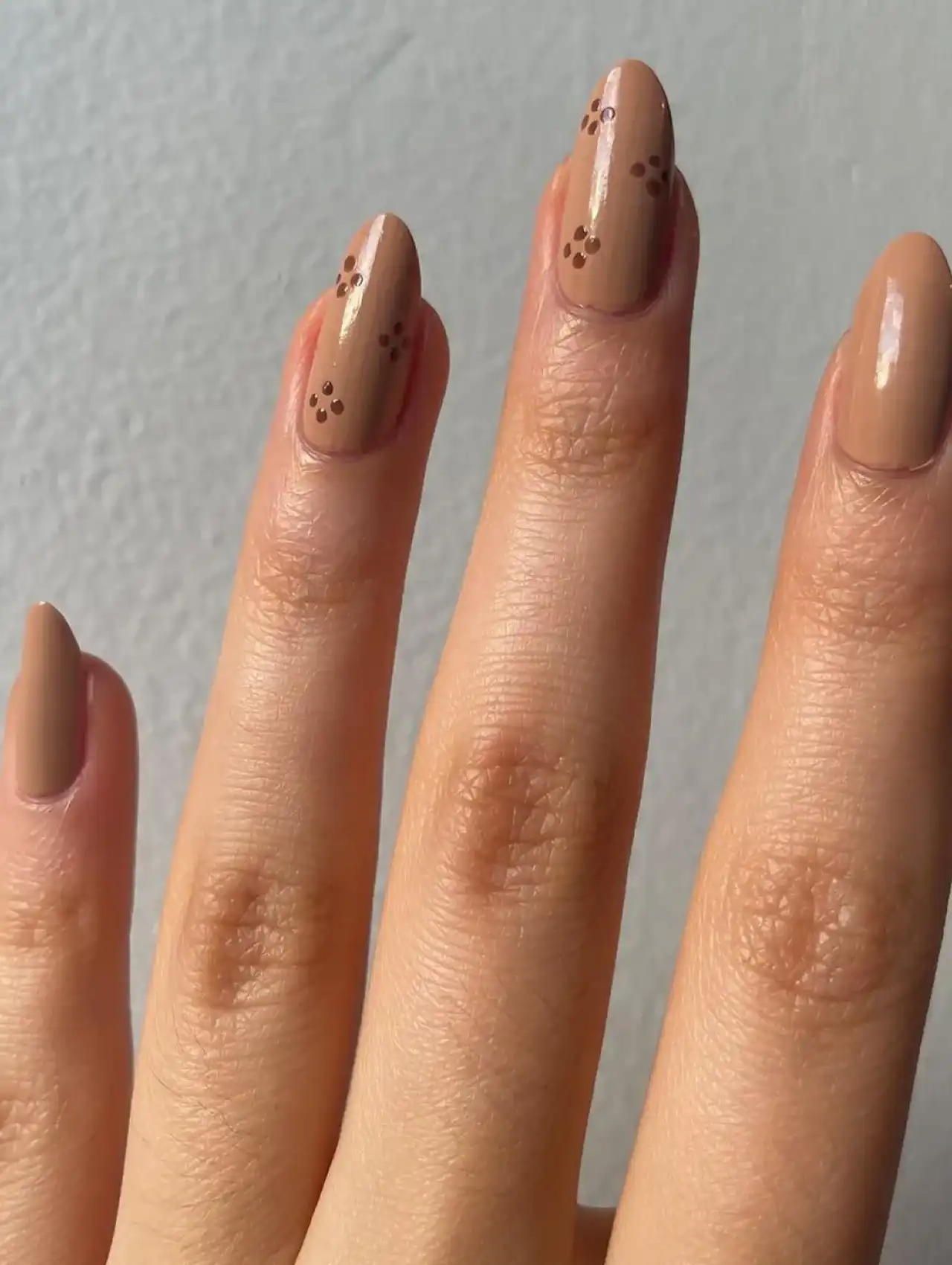 Cappuccino inspired Thanksgiving nails in creamy beige and brown gradient