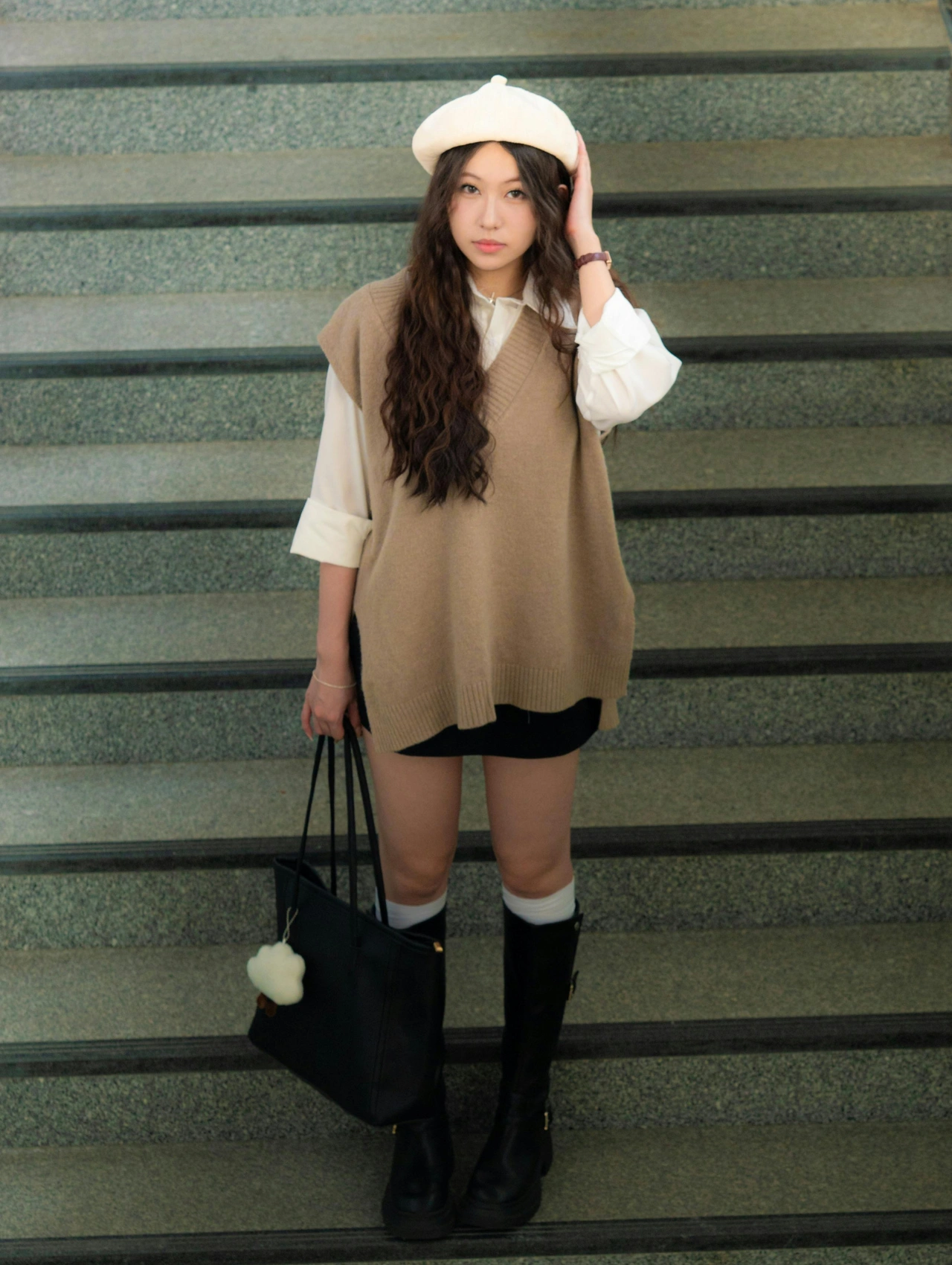 Mujer posando con atuendo chic de invierno, simbolizando la adaptación de outfits para invierno a distintos estilos personales.