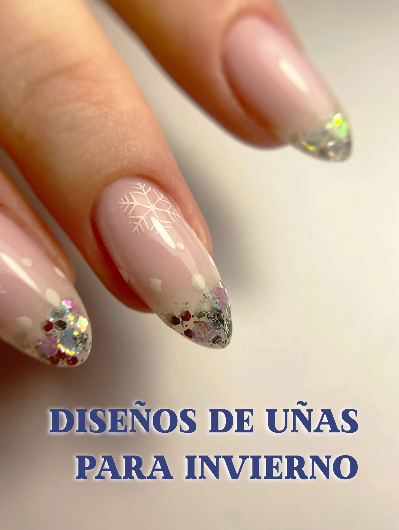 Diseños de uñas para invierno con detalles en glitter y copos de nieve, ideales para un look elegante y festivo.