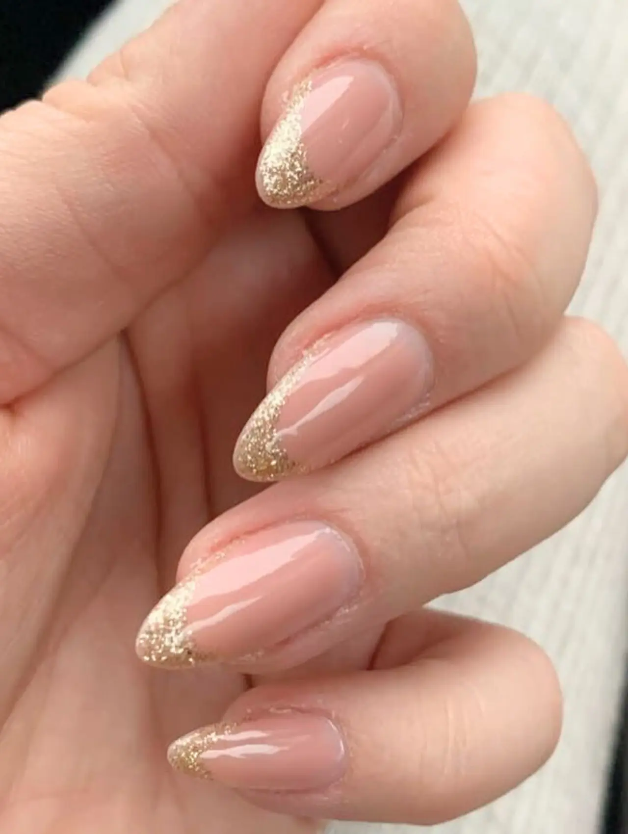 Diseños de uñas para invierno con punta francesa dorada y glitter