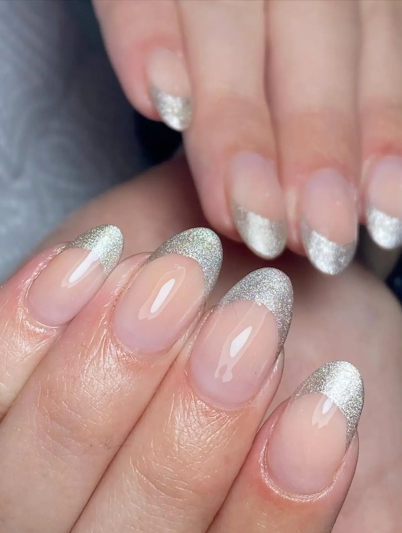 Diseños de uñas para invierno con francés plateado brillante