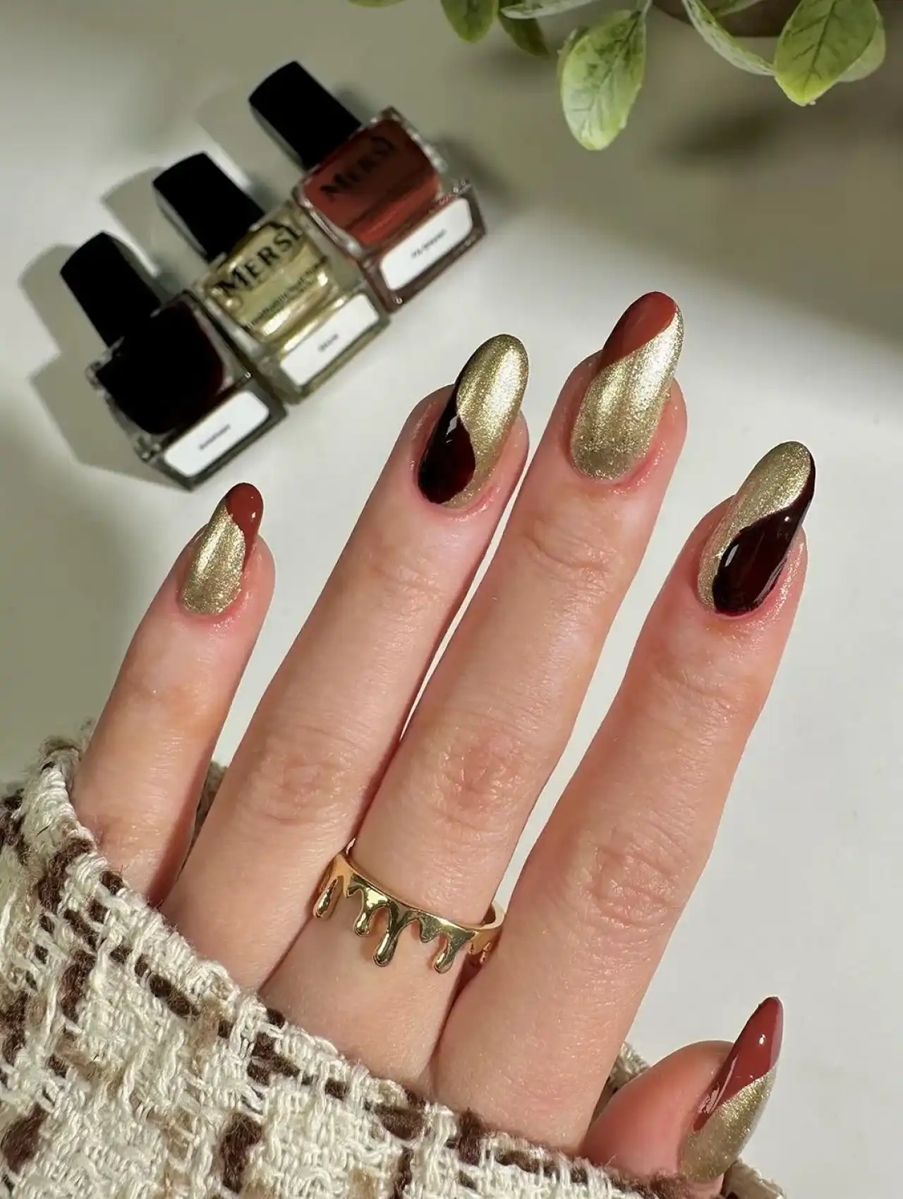 Glamorous gold and brown Thanksgiving nails with metallic swirls