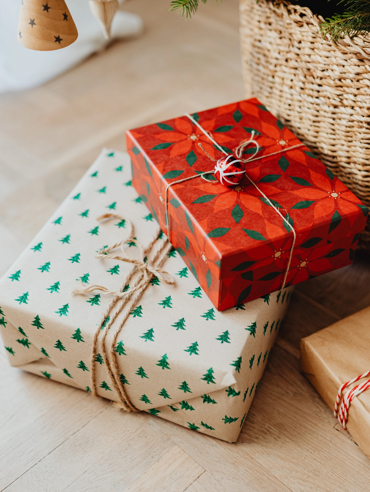 Regalos envueltos con papel festivo debajo del árbol, inspiración para Cosas para pedir en Navidad.