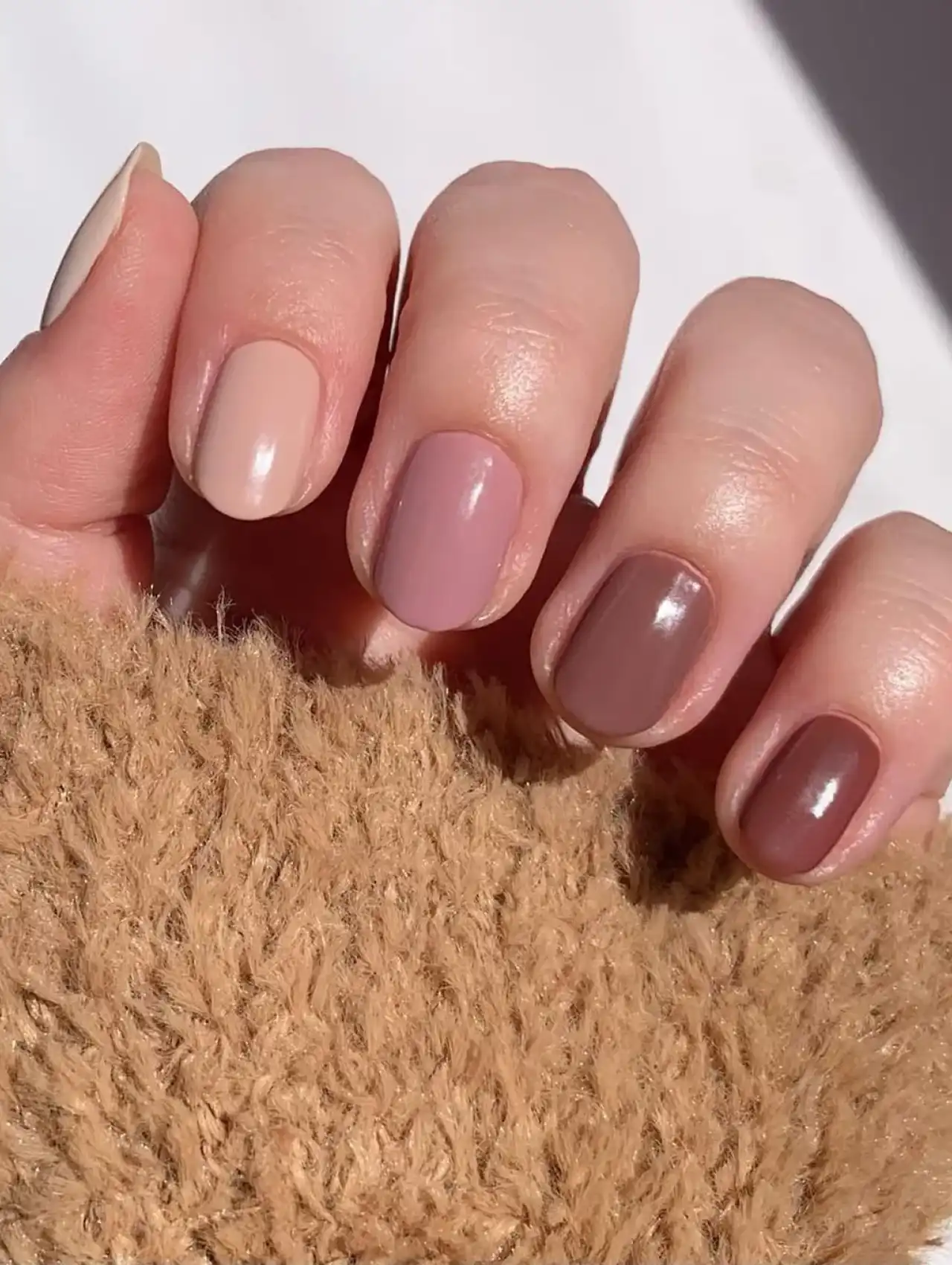 Thanksgiving nails in short gradient brown shades