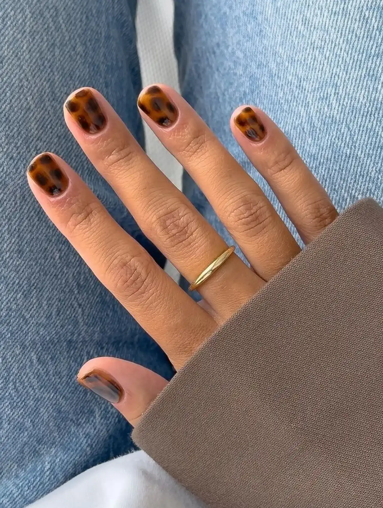 Short tortoiseshell Thanksgiving nails with warm amber tones
