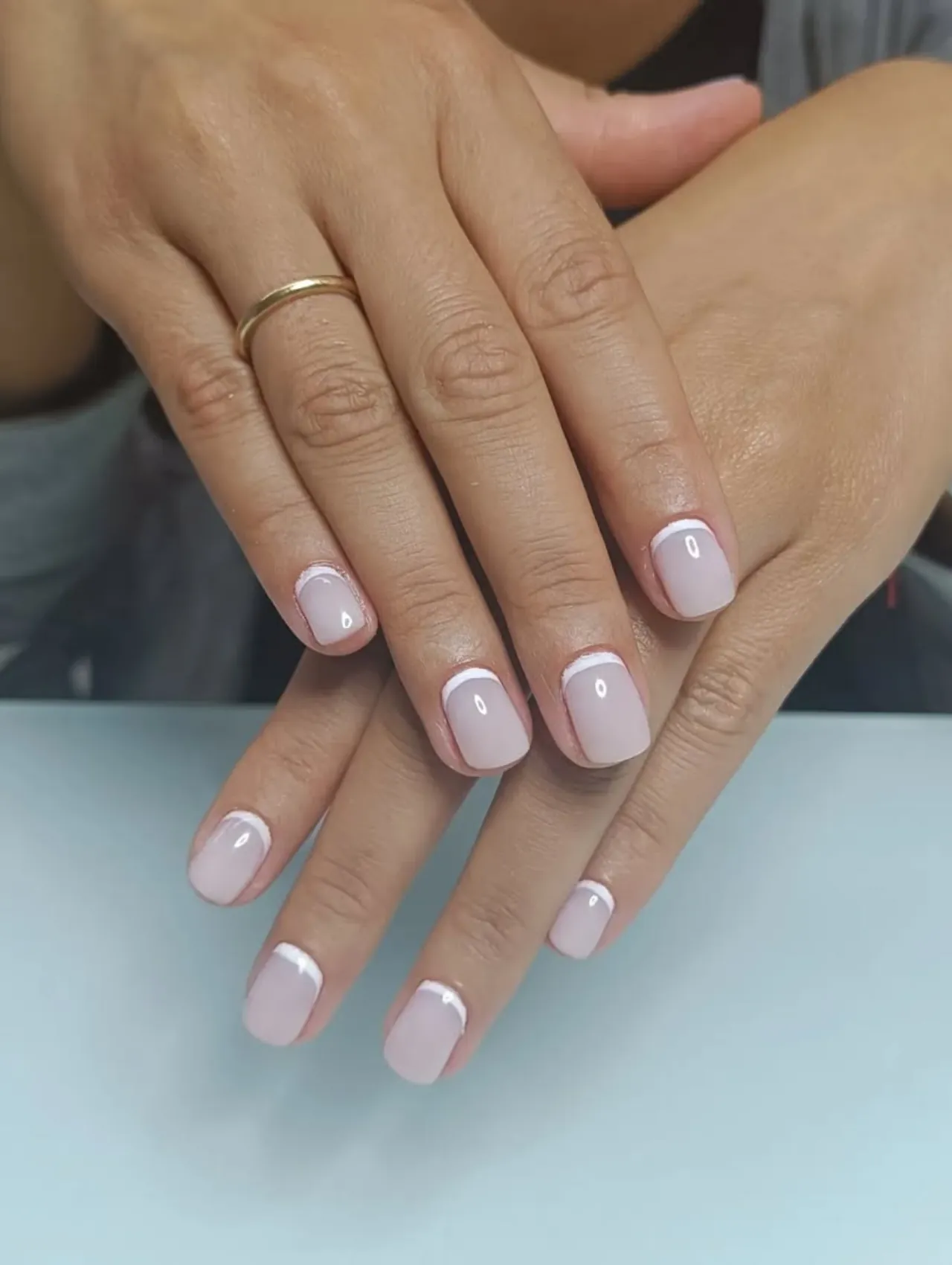 Diseño de uñas para invierno con francesa invertida elegante en tonos rosa claro
