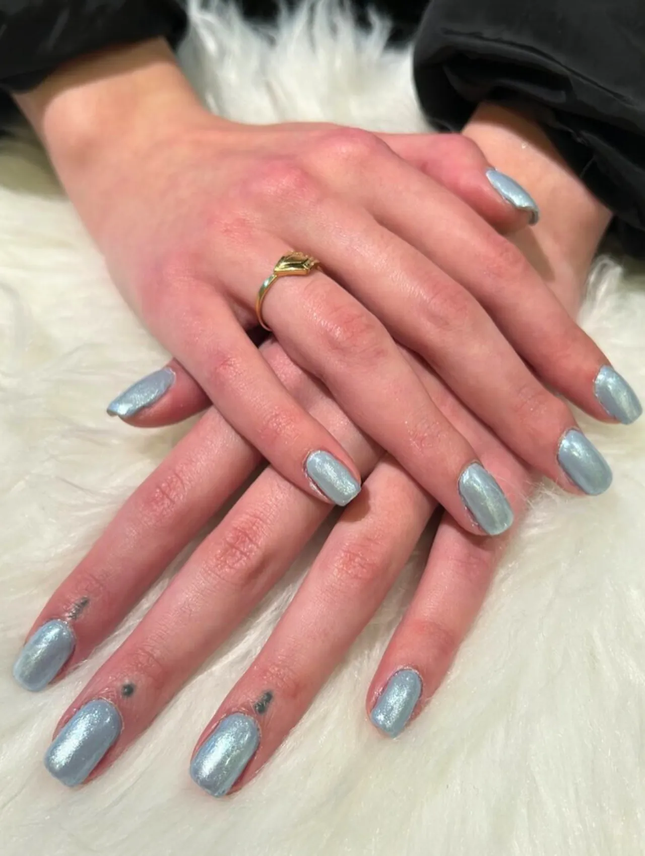 Diseño de uñas para invierno con esmalte azul perlado brillante