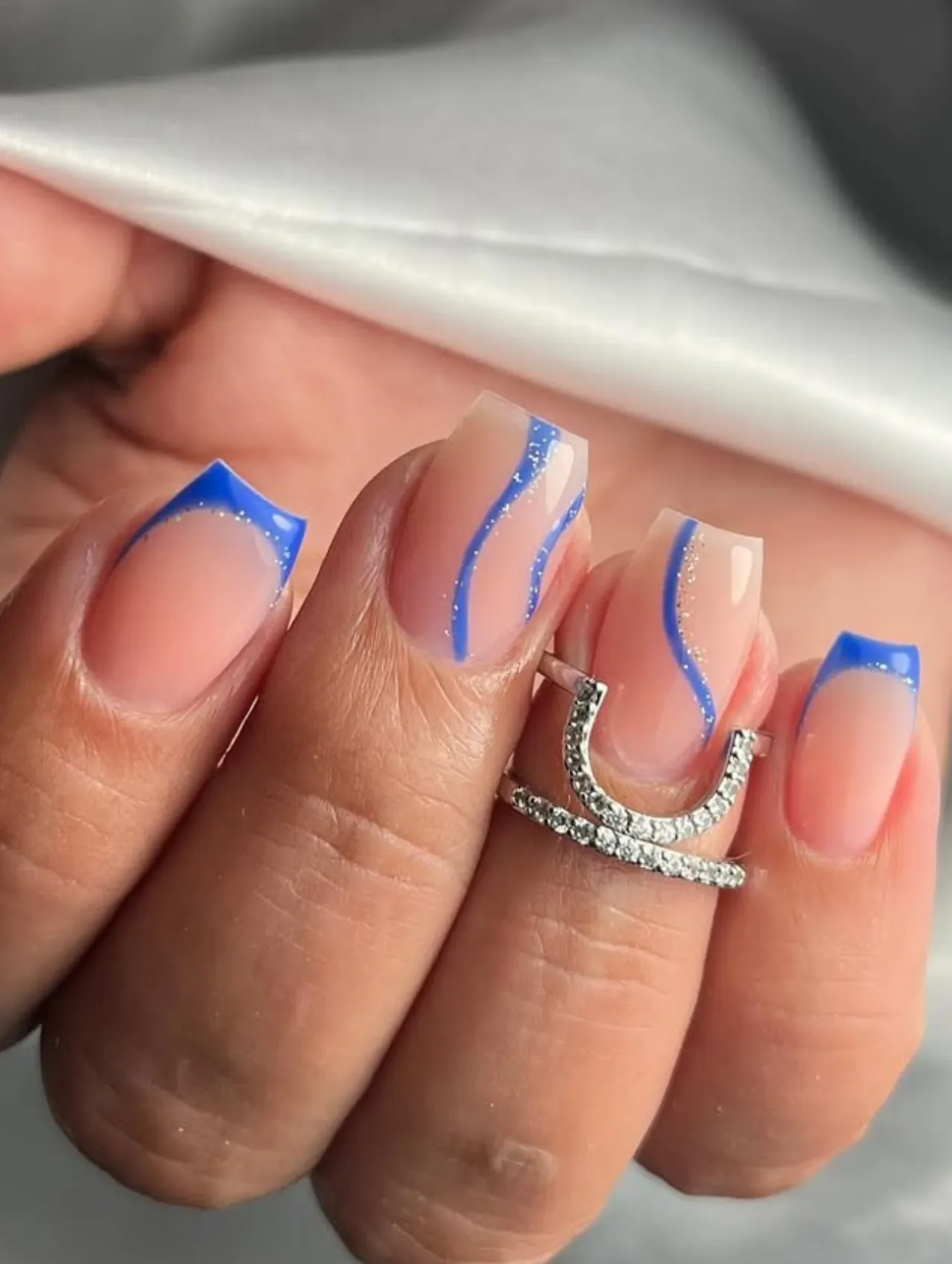 Diseño de uñas para invierno con líneas azules y francesas modernas
