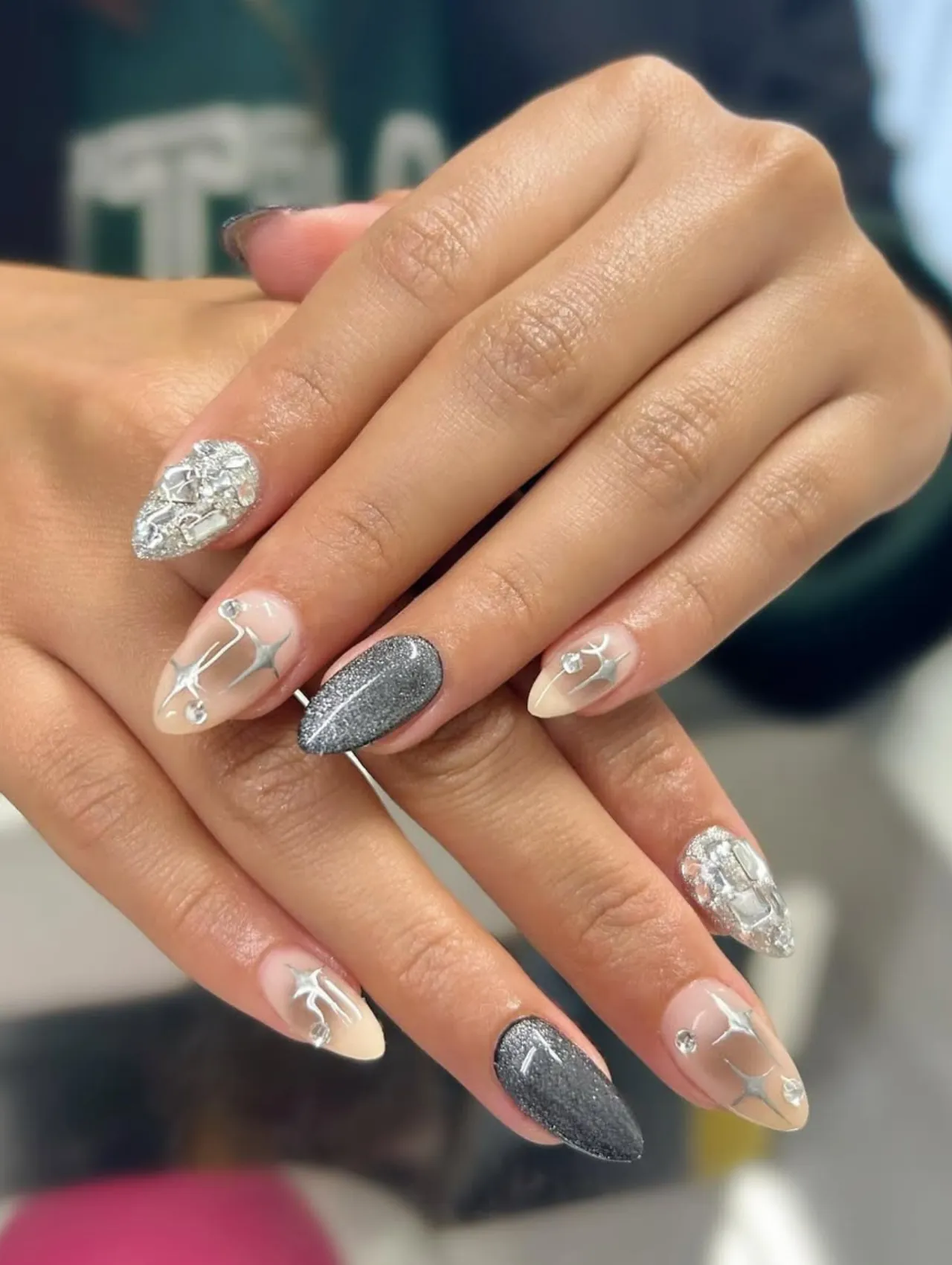Diseños de uñas para invierno con estilo elegante de fin de año en tonos plateados y oscuros