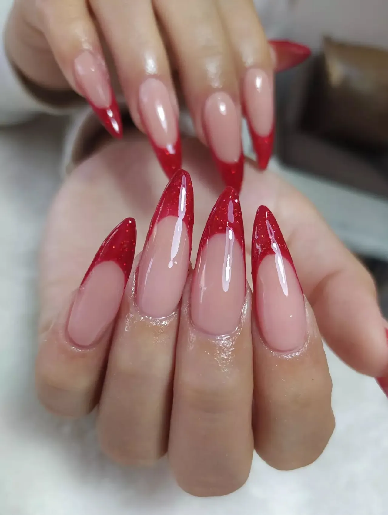 Diseños de uñas para invierno con francesa roja brillante en forma stiletto