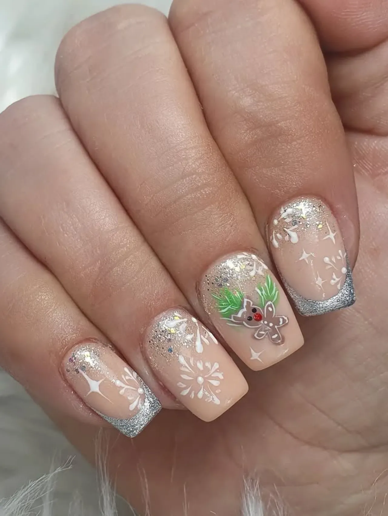 Diseños de uñas para invierno con galletas de jengibre y copos de nieve