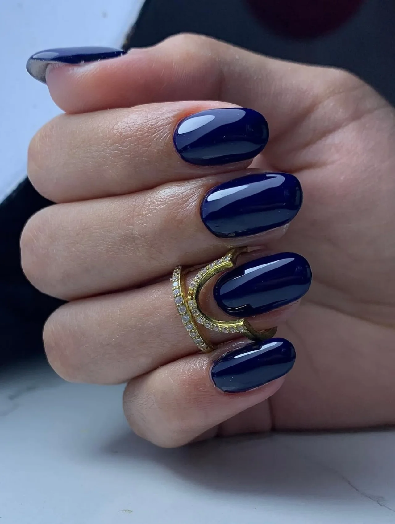 Diseños de uñas para invierno en tono azul gelatina con acabado brillante