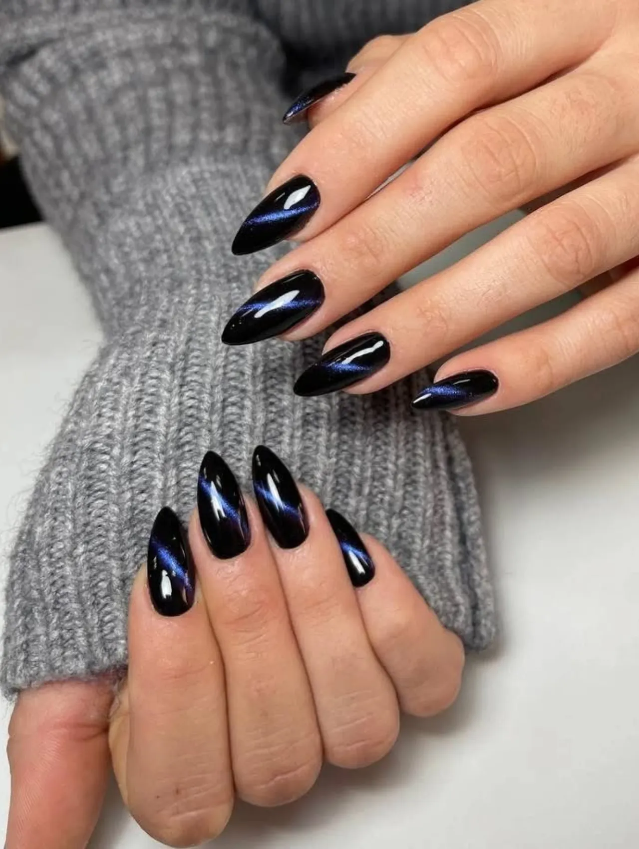 Diseños de uñas para invierno negras glaseadas con efecto cat eye