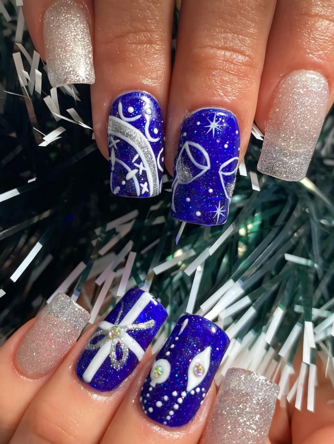 Diseños de uñas para invierno con decoración azul y plateada
