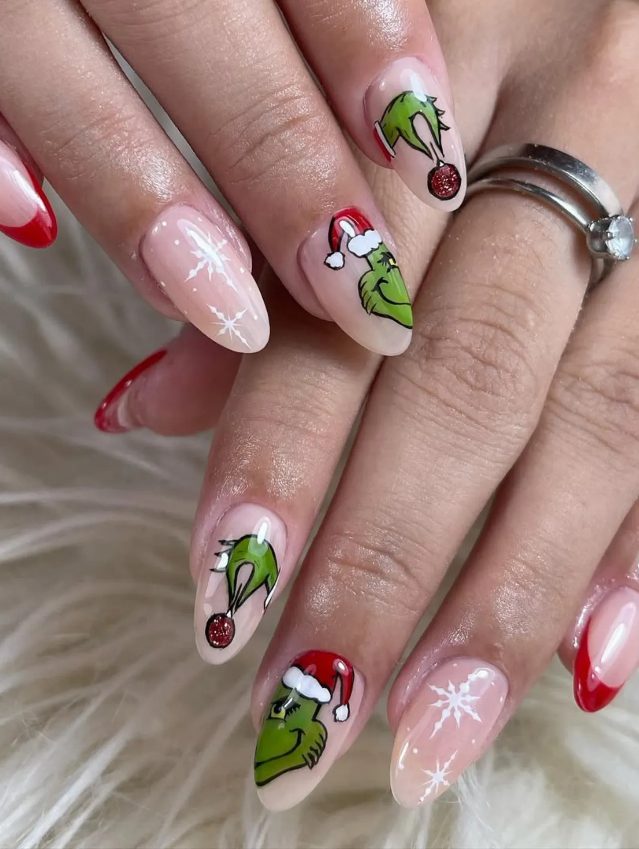 Diseños de uñas para invierno con arte del Grinch y copos de nieve
