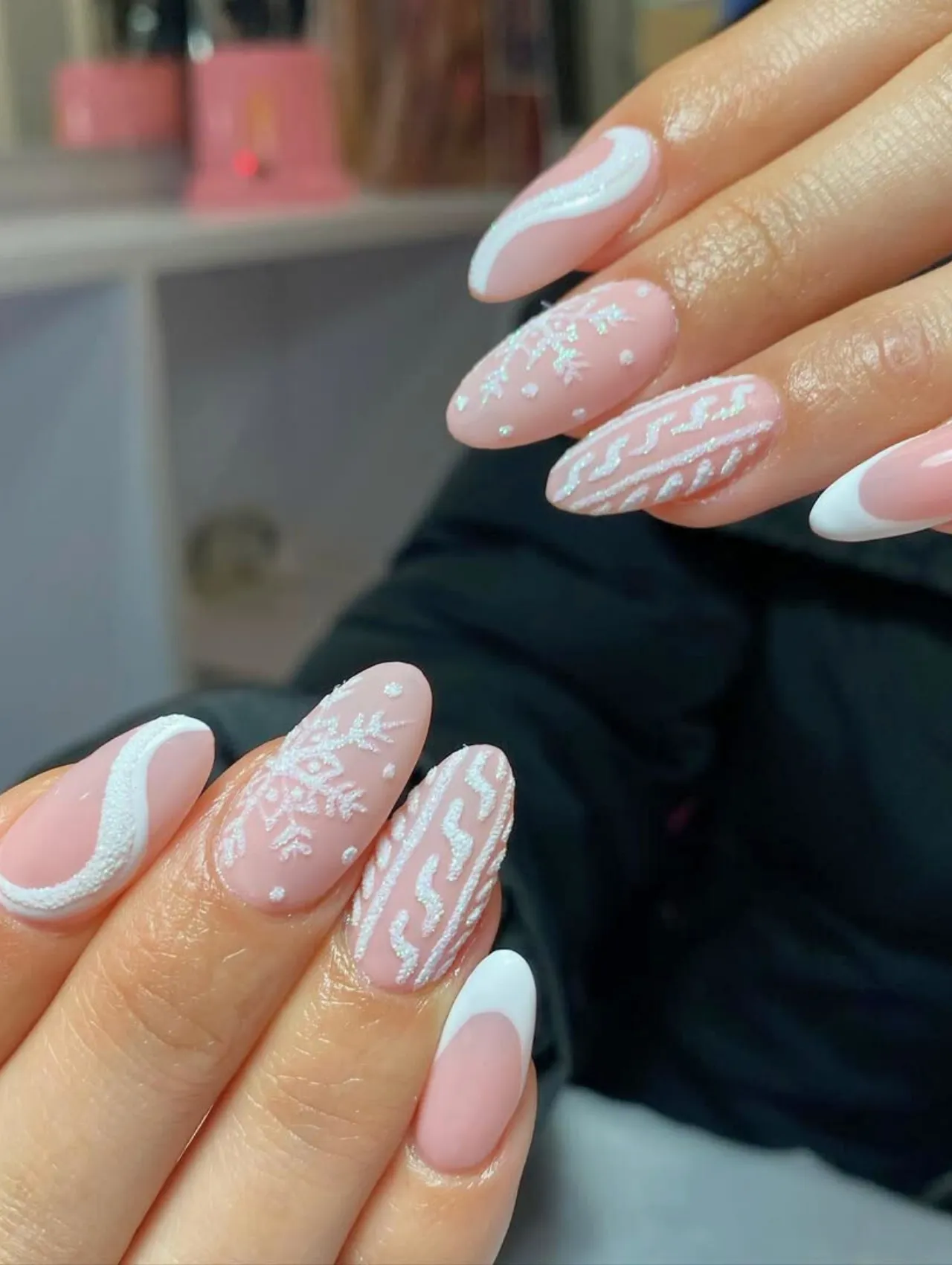 Diseños de uñas para invierno con patrones de suéter y copos de nieve