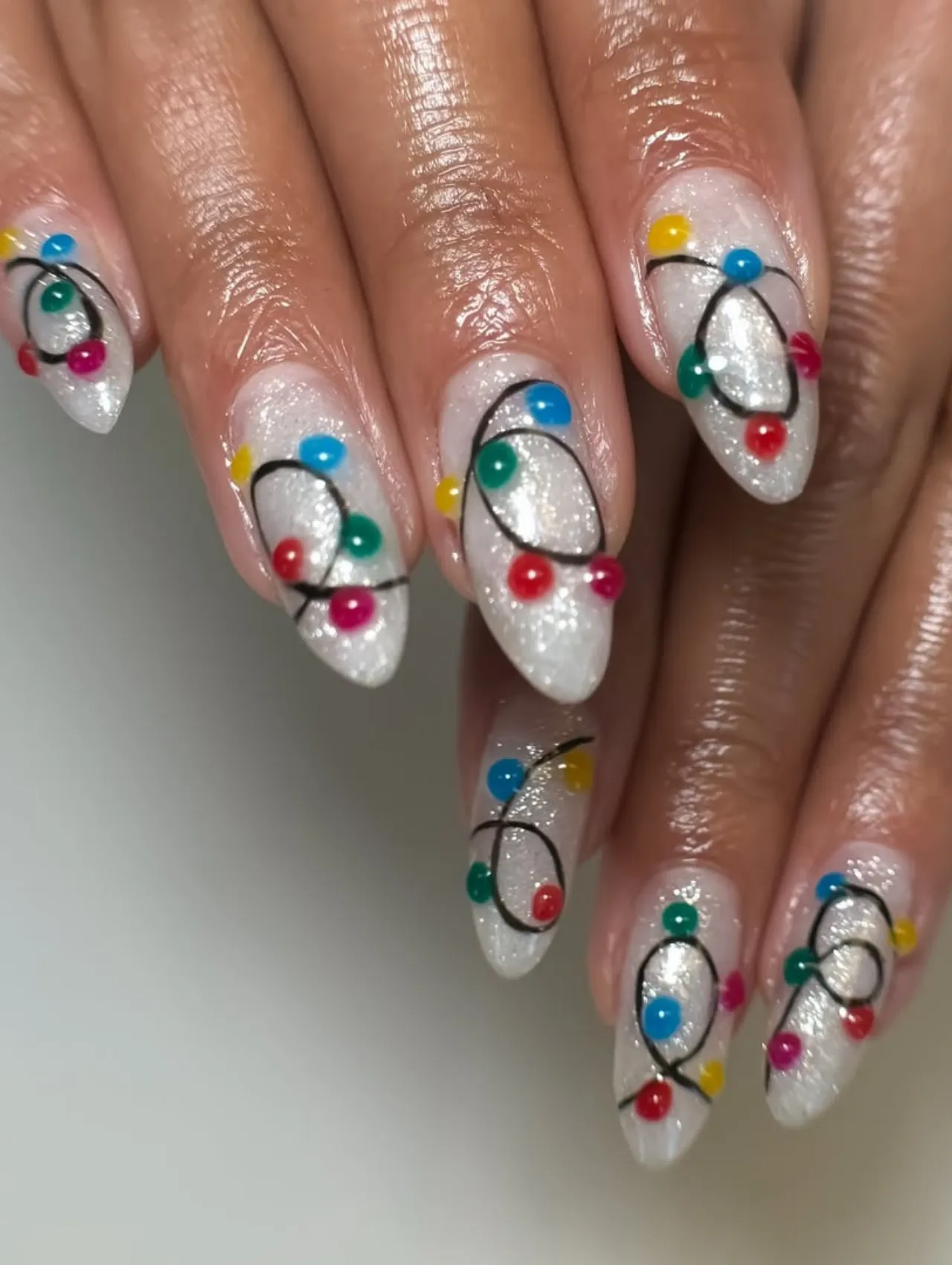 Diseños de uñas para invierno con luces navideñas coloridas