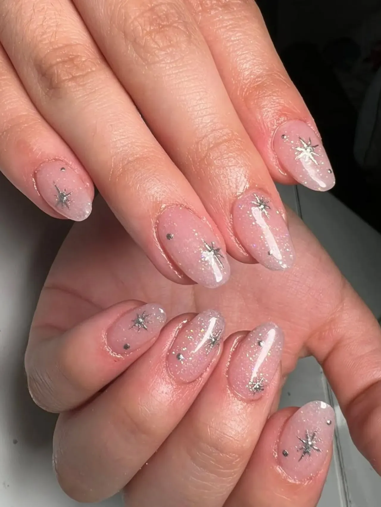 Diseños de uñas para invierno con glitter navideño en tonos dorados