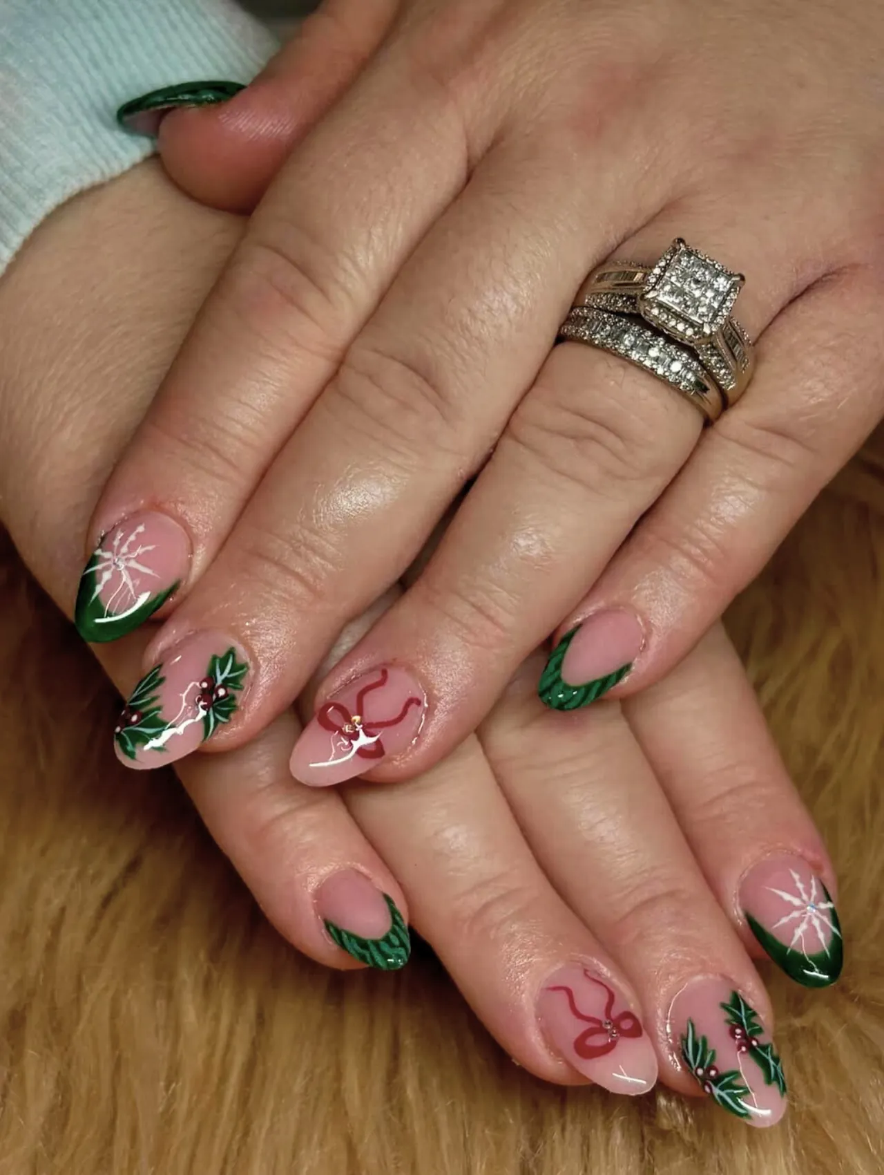 Diseños de uñas para invierno con motivos navideños clásicos en verde y rojo