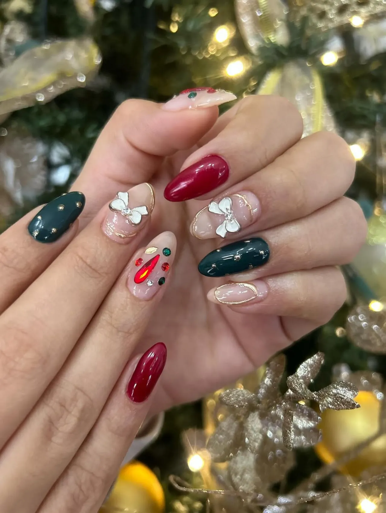 Diseños de uñas para invierno con colores navideños, moños y decoraciones festivas