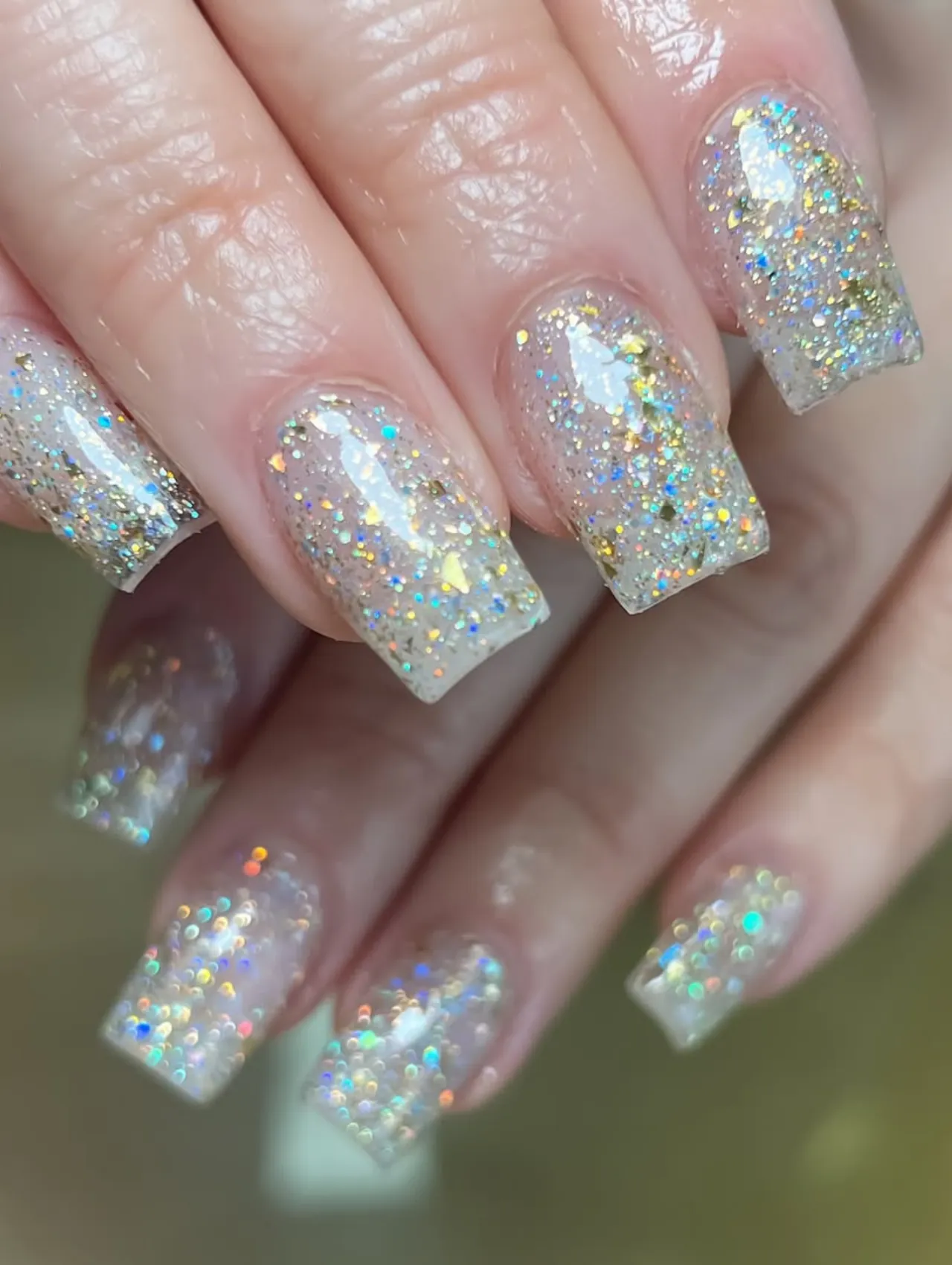 Diseños de uñas para invierno con glitter navideño en tonos dorados